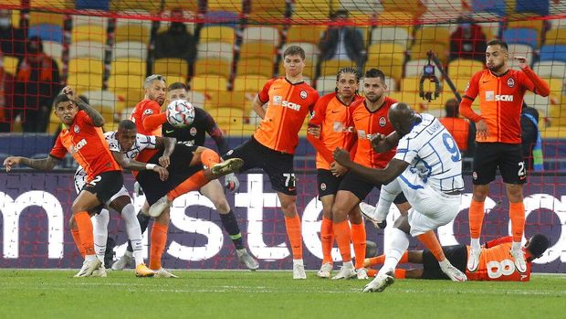 Inter Milan's Romelu Lukaku takes a free kick during the Champions League, Group B, soccer match between Shakhtar Donetsk and Inter Milan at the Olimpiyskiy Stadium in Kyiv, Ukraine, Tuesday, Oct. 27, 2020.(AP Photo/Efrem Lukatsky)