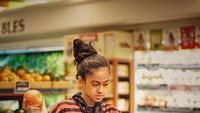 Gaya Fashionable Asila Maisa Fatihah saat Makan Mie dan Es Krim