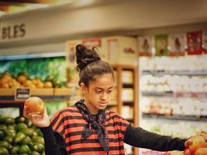 Gaya Fashionable Asila Maisa Fatihah saat Makan Mie dan Es Krim Gaya Fashionable Asila Maisa Fatihah saat Makan Mie dan Es Krim