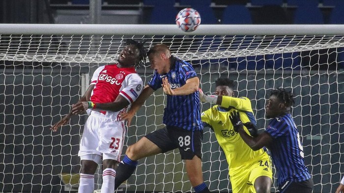 In goal mouth action from left, Mario Pasalic, Lassina Traore and Andre Onana, during their Champions League, group D soccer match between Atalanta and Ajax, at the Gewiss Stadium in Bergamo, Italy, Tuesday, Oct. 27, 2020. (Stefano Nicoli/LaPresse via AP)