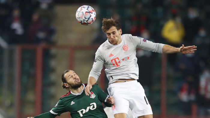 Bayern Munich MOSCOW, RUSSIA - OCTOBER 27: Grzegorz Krychowiak of Lokomotiv Moskva and Leon Goretzka of Bayern Munich battle for the ball during the UEFA Champions League Group A stage match between Lokomotiv Moskva and FC Bayern Muenchen at RZD Arena on October 27, 2020 in Moscow, Russia. A limited number of spectators will be in attendance as Covid-19 pandemic restrictions ease. (Photo by Maxim Shemetov - Pool/Getty Images)