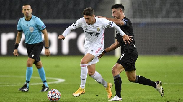 Borussia Moenchengladbach vs Real Madrid Real Madrid's Federico Valverde, center, is challenged by Moenchengladbach's Lars Stindl during the Champions League group B soccer match between Borussia Moenchengladbach and Real Madrid at the Borussia Park in Moenchengladbach, Germany, Tuesday, Oct. 27, 2020. (AP Photo/Martin Meissner)