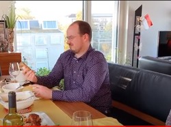 Bule Swiss Langsung Jatuh Hati Saat Cicipi Ayam Bakar dan Tongseng