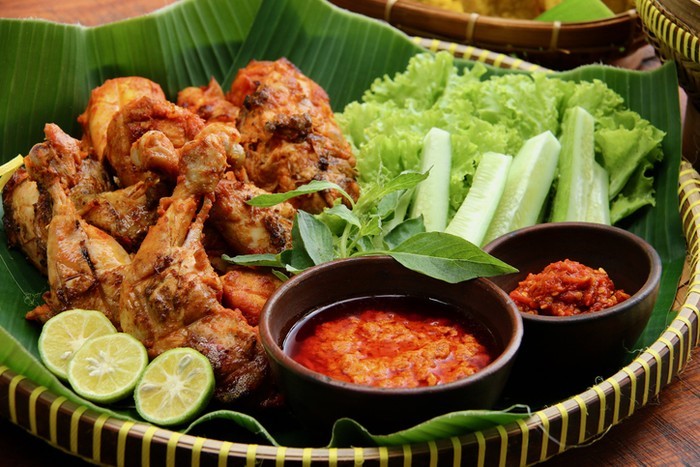Bule Swiss Langsung Jatuh Hati Saat Cicipi Ayam Bakar dan Tongseng Bule Swiss Langsung Jatuh Hati Saat Cicipi Ayam Bakar dan Tongseng