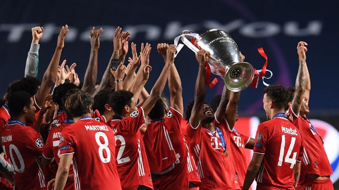 LISBON, PORTUGAL - AUGUST 23: Kingsley Coman of FC Bayern Munich lifts the Champions League Trophy following his teams victory in the UEFA Champions League Final match between Paris Saint-Germain and Bayern Munich at Estadio do Sport Lisboa e Benfica on August 23, 2020 in Lisbon, Portugal. (Photo by David Ramos/Getty Images)
