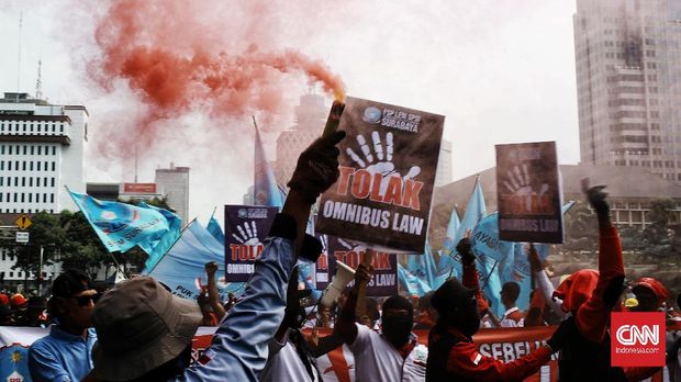 A mass of students who are members of BEM SI held a demonstration against the bus law and commemorated Youth Engagement Day with some workers in the Medan Merdeka Barat area, Jakarta, on Wednesday, October 28, 2020. CNN Indonesia / Andry Novelino