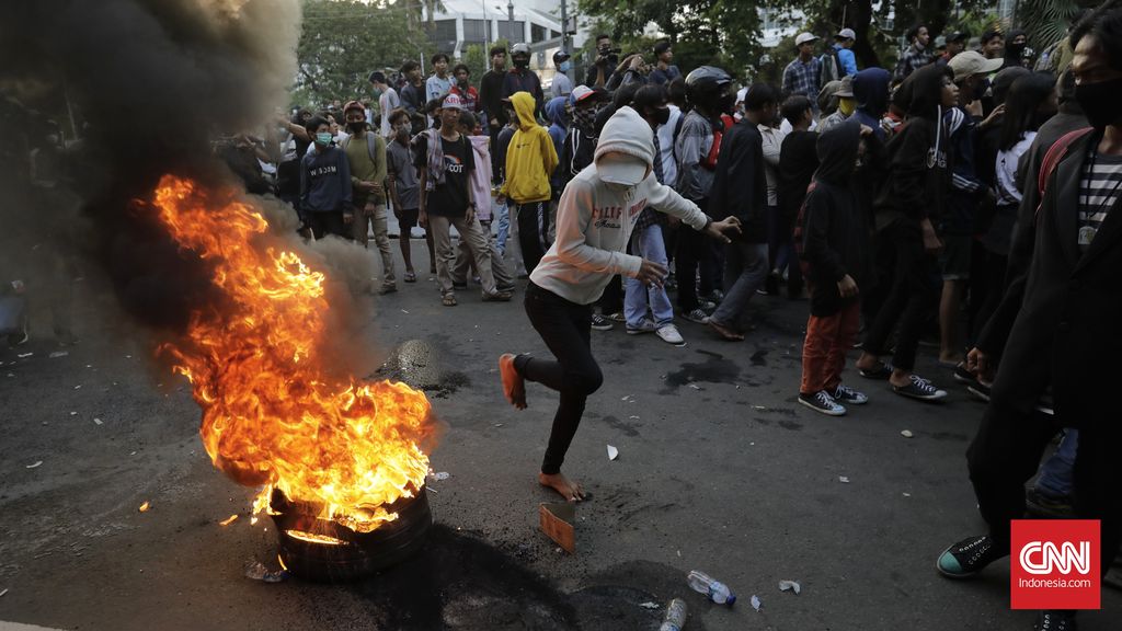 Aksi unjuk rasa menolak Undang-Undang Cipta Kerja di kawasan Patung Kuda, Jakarta, Rabu, 28 Oktober 2020. CNN Indonesia/Adhi Wicaksono