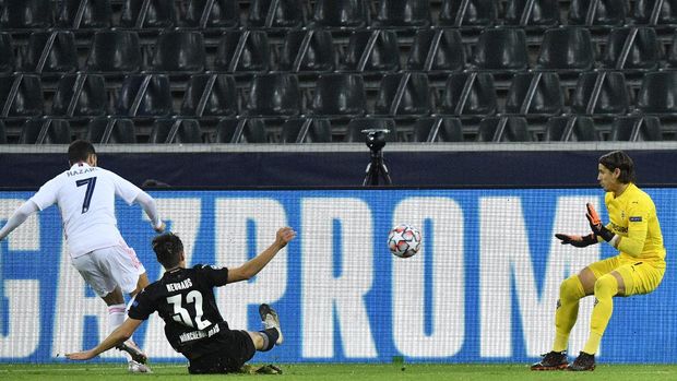 Moenchengladbach goalkeeper Yann Sommer, right, saves Real Madrid's Eden Hazard, left, during the Champions League group B soccer match between Borussia Moenchengladbach and Real Madrid at Borussia Park in Moenchengladbach, Germany, Tuesday, Oct. 27, 2020 (AP Photo / Martin Meissner)