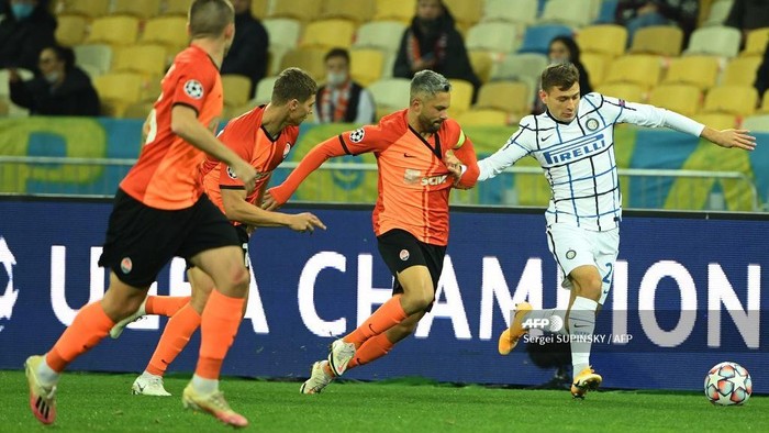 Inter Milans Italian midfielder Nicolo Barella (R) controls the ball during the UEFA Champions League football match between Shakhtar Donetsk and Inter Milan at the Olympiyskiy stadium in Kiev on October 27, 2020. (Photo by Sergei SUPINSKY / AFP)