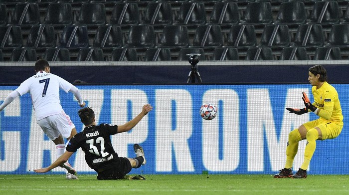 Moenchengladbachs goalkeeper Yann Sommer, right, makes a save in front Real Madrids Eden Hazard, left, during the Champions League group B soccer match between Borussia Moenchengladbach and Real Madrid at the Borussia Park in Moenchengladbach, Germany, Tuesday, Oct. 27, 2020. (AP Photo/Martin Meissner)
