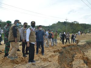 Gubernur Riau Tinjau Jalan Amblas di Perbatasan Kampar-Sumbar