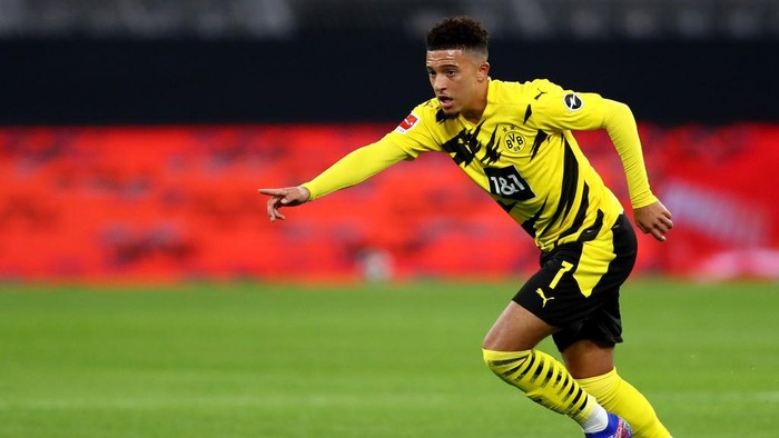 DORTMUND, GERMANY - OCTOBER 24: Jadon Sancho of Dortmund runs with the ball during the Bundesliga match between Borussia Dortmund and FC Schalke 04 at Signal Iduna Park on October 24, 2020 in Dortmund, Germany. A limited number of spectators (300) will be in attendance as Covid-19 pandemic restrictions are eased in Dortmund.  (Photo by Martin Rose/Getty Images)