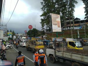 H-1 Natal, Jalan Puncak-Cisarua Arah Jakarta Ramai