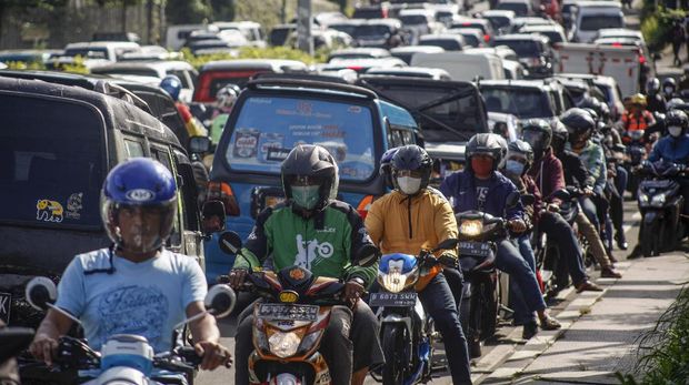 Sejumlah kendaraan memadati ruas jalan jalur Puncak, Gadog, Kabupaten Bogor, Jawa Barat,  Rabu (28/10/2020). Pada cuti bersama serta libur panjang Maulid Nabi Muhammad SAW, jalur wisata Puncak Bogor mulai dipadati kendaraan wisatawan, Sat Lantas Polres Bogor memberlakukan rekayasa lalu lintas sistem satu jalur atau one way untuk mengurai kepadatan kendaraan. ANTARA FOTO/Yulius Satria Wijaya/aww.