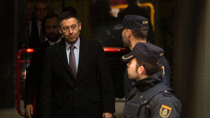 MADRID, SPAIN - FEBRUARY 13:  FC Barcelona president Josep Maria Bartomeu leaves Spains High Court on February 13, 2015 in Madrid, Spain. FC Barcelona president Josep Maria Bartomeu attended Spains High Court after being impeached by judge Pablo Ruz in his investigation of the Catalan clubs signing of Brazilian player Neymar Da Silva. Bartomeu is suspected of avoiding an estimated 2.8 million euros in tax.  (Photo by Gonzalo Arroyo Moreno/Getty Images)