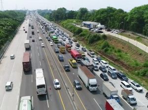 Video Kemacetan Mengular di Tol Japek dari Udara