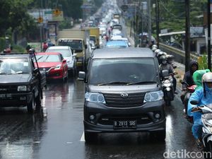 Biar Nggak Mundur, Ini 5 Tips Nyetir di Tanjakan