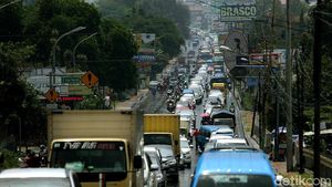 Kendaraan Mengular di Jalan Raya Puncak