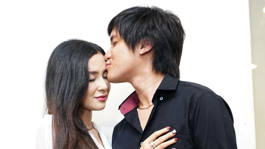Kevin Aprilio dan Vicy Melanie Pamer Buku Nikah Kevin Aprilio dan Vicy Melanie Pamer Buku Nikah