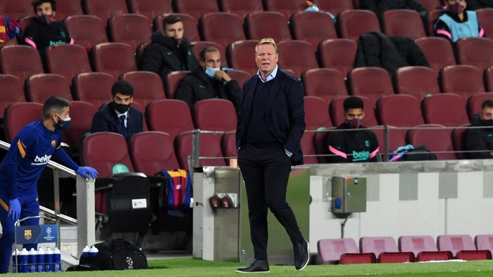 BARCELONA, SPAIN - OCTOBER 20: Ronald Koeman, Head Coach of FC Barcelona reacts during the UEFA Champions League Group G stage match between FC Barcelona and Ferencvaros Budapest at Camp Nou on October 20, 2020 in Barcelona, Spain. Sporting stadiums around Europe remain under strict restrictions due to the Coronavirus Pandemic as Government social distancing laws prohibit fans inside venues resulting in games being played behind closed doors. (Photo by Alex Caparros/Getty Images)