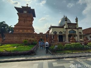 Geger Pria Ngamuk Acungkan Gunting ke Peziarah Menara Kudus