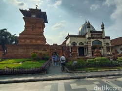Geger Pria Ngamuk Acungkan Gunting ke Peziarah Menara Kudus