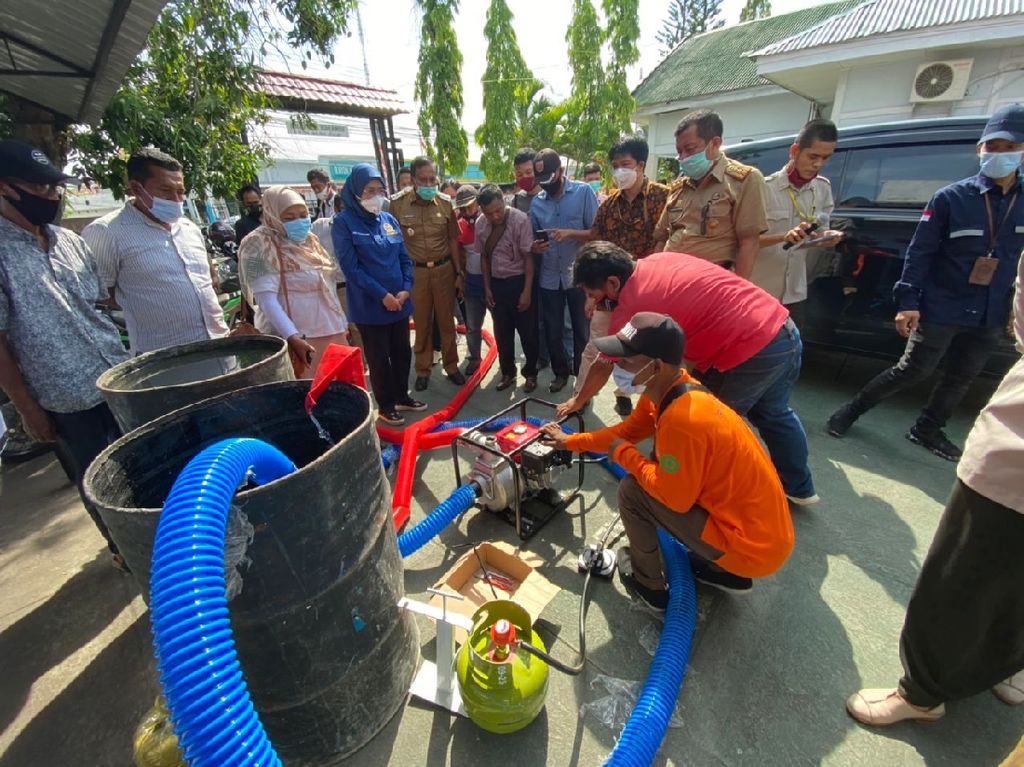 1.797 Paket Konversi BBM ke BBG Dibagikan ke Nelayan & Petani Bone 1.797 Paket Konversi BBM ke BBG Dibagikan ke Nelayan & Petani Bone