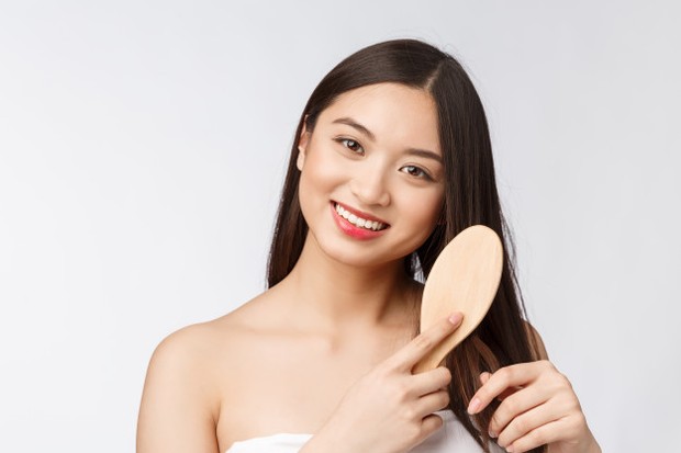 Pilih produk perawatan rambut dengan kandungan alami seperti lidah buaya atau lemon.