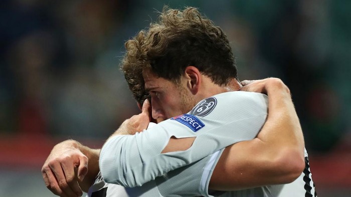 MOSCOW, RUSSIA - OCTOBER 27: Leon Goretzka of Bayern Munich celebrates with Benjamin Pavard after scoring his teams first goal during the UEFA Champions League Group A stage match between Lokomotiv Moskva and FC Bayern Muenchen at RZD Arena on October 27, 2020 in Moscow, Russia. A limited number of spectators will be in attendance as Covid-19 pandemic restrictions ease. (Photo by Oleg Nikishin/Getty Images)