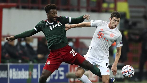 Lokomotiv's Ze Luis, left, and Bayern's Benjamin Pavard challenge for the ball during the Champions League group A soccer match between Lokomotiv Moscow and Bayern Munich in Moscow, Russia, Tuesday, Oct. 27, 2020. (Oleg Nikishin/Pool via AP)