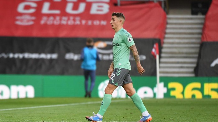 SOUTHAMPTON, ENGLAND - OCTOBER 25: Lucas Digne of Everton walks of the field after being shown a red card during the Premier League match between Southampton and Everton at St Marys Stadium on October 25, 2020 in Southampton, England. Sporting stadiums around the UK remain under strict restrictions due to the Coronavirus Pandemic as Government social distancing laws prohibit fans inside venues resulting in games being played behind closed doors. (Photo by Andy Rain - Pool/Getty Images)