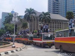 Naik Bus, Massa Mahasiswa Tiba di Patung Kuda Jakpus Naik Bus, Massa Mahasiswa Tiba di Patung Kuda Jakpus