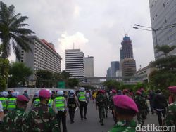 Marinir-Polisi Kawal Massa Remaja Bubar, Lalin Jalan Thamrin Tersendat Marinir-Polisi Kawal Massa Remaja Bubar, Lalin Jalan Thamrin Tersendat