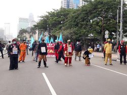 Hari Sumpah Pemuda, Massa Tolak Omnibus Law di Patung Kuda Pakai Baju Adat