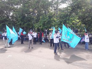 Massa Buruh Tolak Omnibus Law Mulai Berdatangan di Area Patung Kuda Jakpus Massa Buruh Tolak Omnibus Law Mulai Berdatangan di Area Patung Kuda Jakpus
