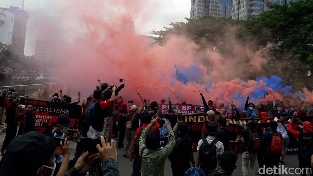 Potret Aksi Buruh-Mahasiswa Tolak Omnibus Law di Hari Sumpah Pemuda