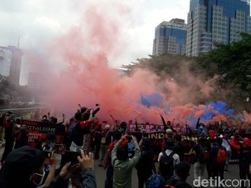 Potret Aksi Buruh-Mahasiswa Tolak Omnibus Law di Hari Sumpah Pemuda Potret Aksi Buruh-Mahasiswa Tolak Omnibus Law di Hari Sumpah Pemuda