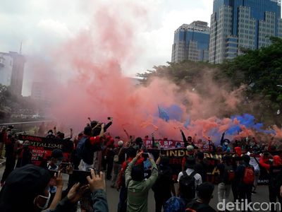 Potret Aksi Buruh-Mahasiswa Tolak Omnibus Law di Hari Sumpah Pemuda