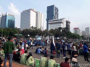 Makin Sore, Massa Demo Omnibus Law di Patung Kuda Tersebar di Beberapa Titik Makin Sore, Massa Demo Omnibus Law di Patung Kuda Tersebar di Beberapa Titik