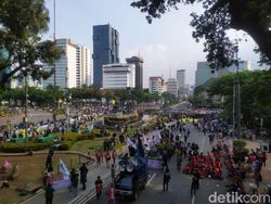Makin Bertambah, Ini Penampakan Massa Demo di Patung Kuda Pukul 15.30 WIB Makin Bertambah, Ini Penampakan Massa Demo di Patung Kuda Pukul 15.30 WIB
