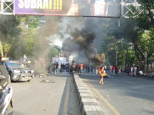 Demo Omnibus Law di Makassar, Massa Bakar Ban-Tutup Jl Alauddin