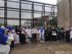 Bareng Emak-emak, Sri Bintang Pamungkas Demo Singgung Rezim di Depan DPR