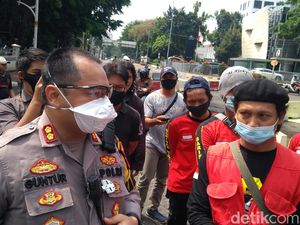 Kumpul di Tugu Proklamasi, Perwakilan KASBI Sempat Adu Mulut dengan Polisi Kumpul di Tugu Proklamasi, Perwakilan KASBI Sempat Adu Mulut dengan Polisi