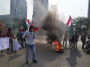 Demo Tolak Omnibus Law, Massa Mahasiswa Bakar Ban di Patung Kuda