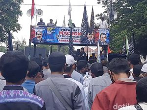 Demo Massa di Solo Taruh Foto Presiden Macron di Jalan