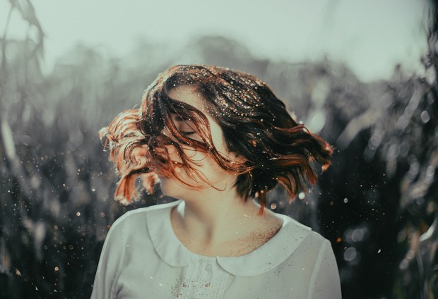 Ilustrasi wanita mengibaskan rambut