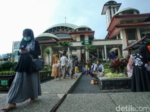 Menyegarkan Diri di Masjid AttaAwun Puncak