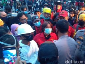 Mimbar Akbar Buruh di Tugu Proklamasi Lanjut, Polisi Minta Bubar Pukul 19.00 Mimbar Akbar Buruh di Tugu Proklamasi Lanjut, Polisi Minta Bubar Pukul 19.00