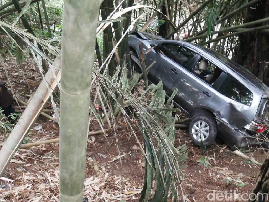 Mobil Nyungsep ke Ladang Akibat Tak Kuat Menanjak di Lembang