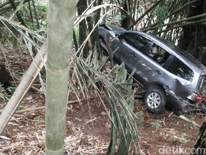 Mobil Nyungsep ke Ladang Akibat Tak Kuat Menanjak di Lembang Mobil Nyungsep ke Ladang Akibat Tak Kuat Menanjak di Lembang